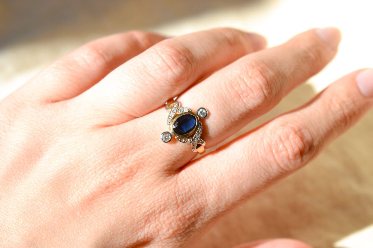 Bague de fiançailles ancienne en Or jaune 18 carats sertie d'un Saphir entouré de Diamants