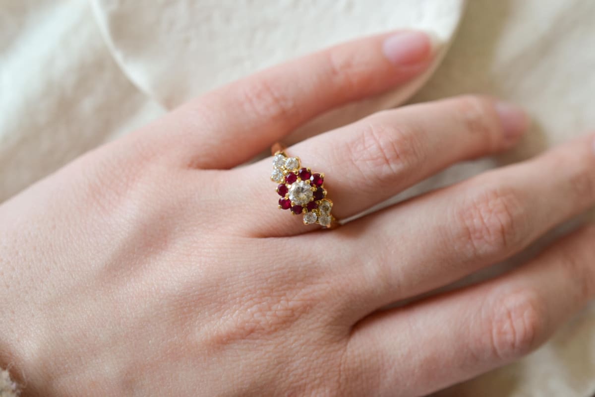 Bague de fiançailles ancienne en Or jaune 18 carats sertie de Rubis et d'Oxydes