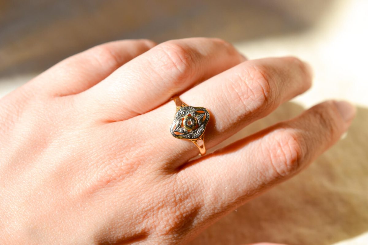 Bague de fiançailles ancienne en Or jaune et Or blanc 18 carats sertie d'une pierre blanche