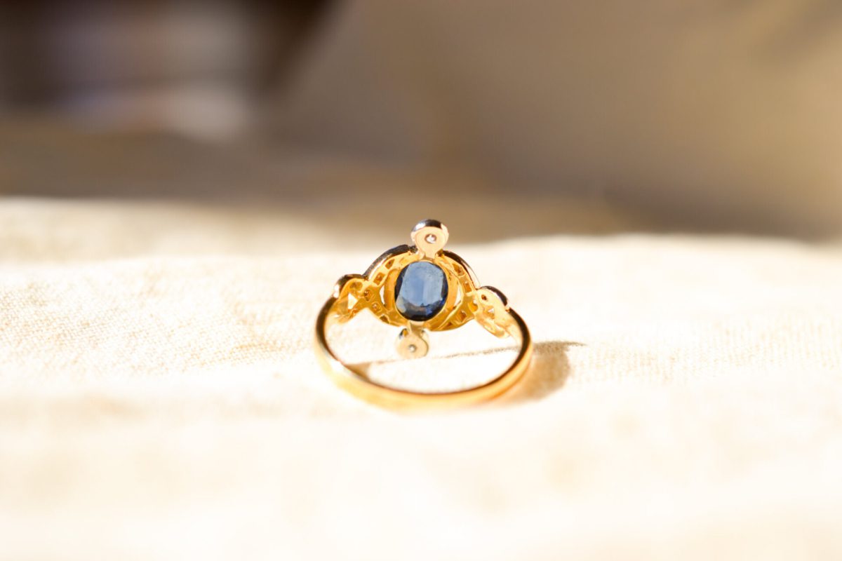 Bague en Or jaune 18 carats orné d'un Saphir épaulé de Diamants