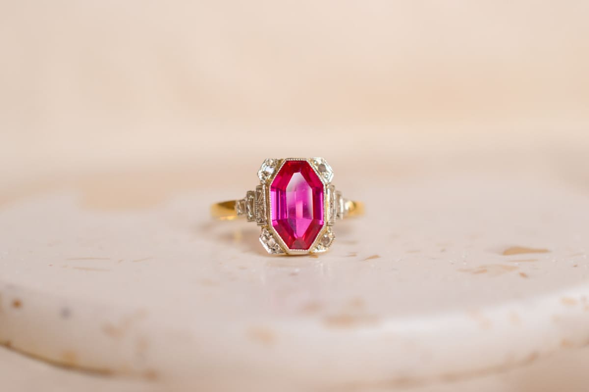 Bague octogonale 2 Ors sertie d'un Rubis synthétique entouré d'Oxydes