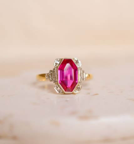 Bague octogonale 2 Ors sertie d'un Rubis synthétique entouré d'Oxydes