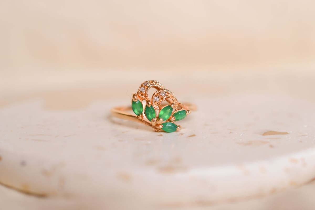 Bague paon en Or jaune 18 carats sertie de Chrysoprases et d'Oxydes