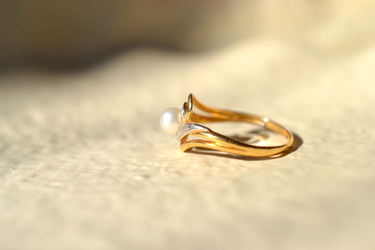 Bague perle forme tourbillon