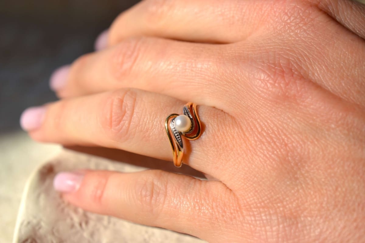 Bague perle style tourbillon