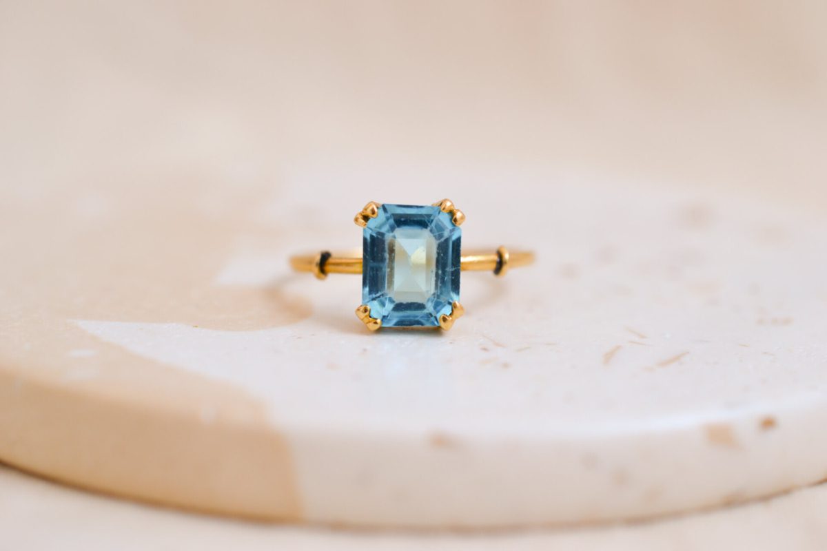 Bague pierre bleue en Or jaune 18 carats