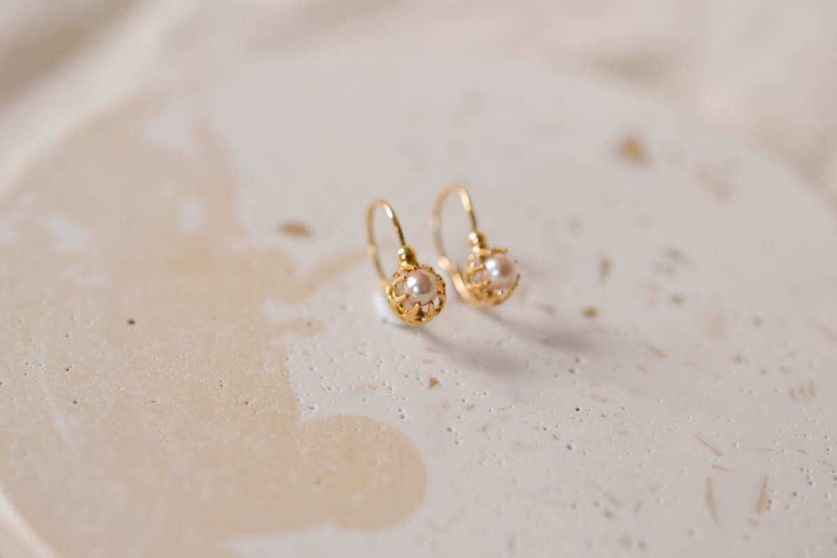 Dormeuses anciennes en Or jaune 18 carats ornées de Perles