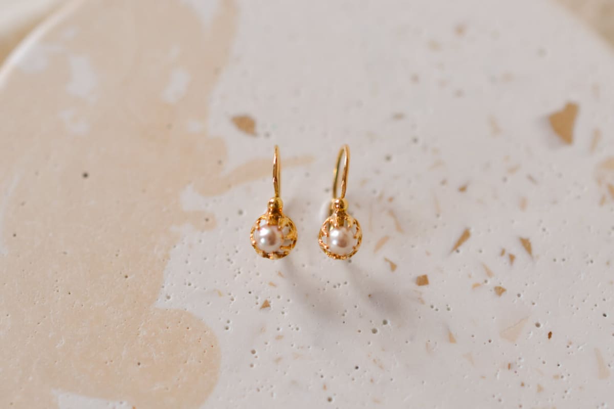 Dormeuses en Or jaune 18 carats à coques ajourées ornées de Perles