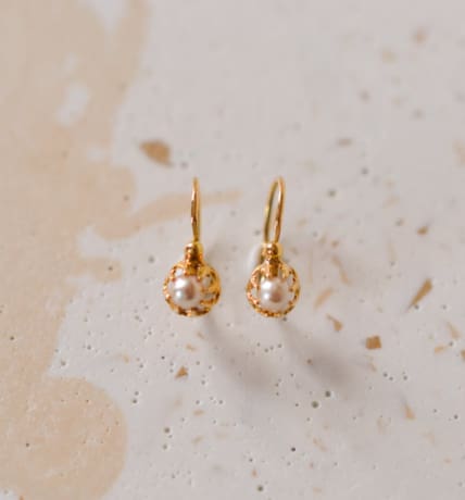 Dormeuses en Or jaune 18 carats à coques ajourées ornées de Perles