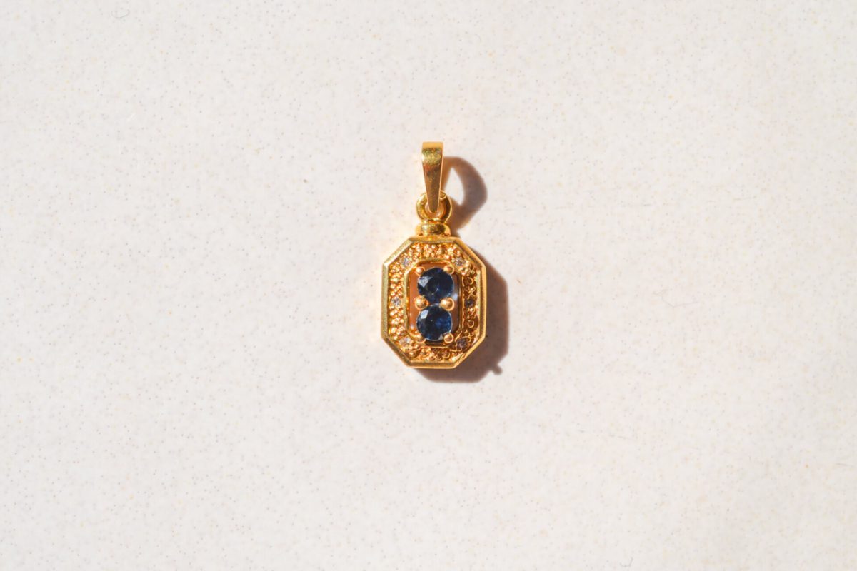 Pendentif octogonal en Or jaune 18 carats centré de 2 Saphirs entourés de Diamants