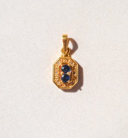 Pendentif octogonal en Or jaune 18 carats centré de 2 Saphirs entourés de Diamants