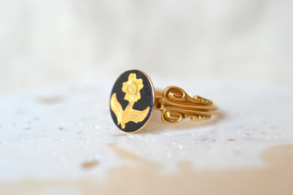 bague onyx decor fleur