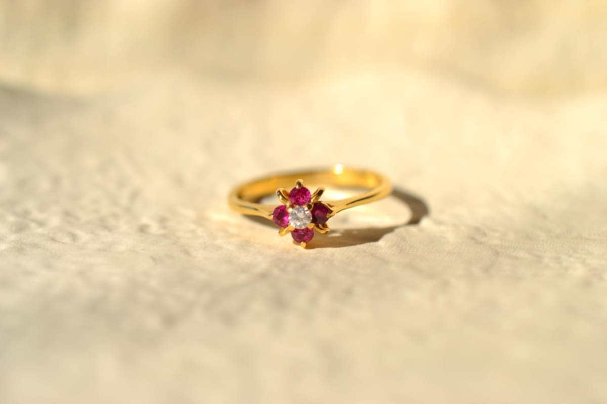 Bague petite fleur rubis et diamant