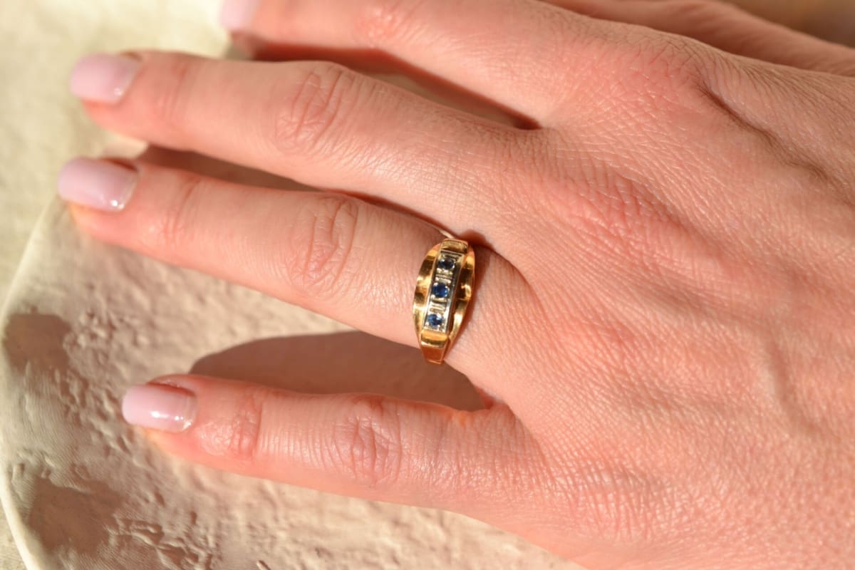 Bague style tank saphirs