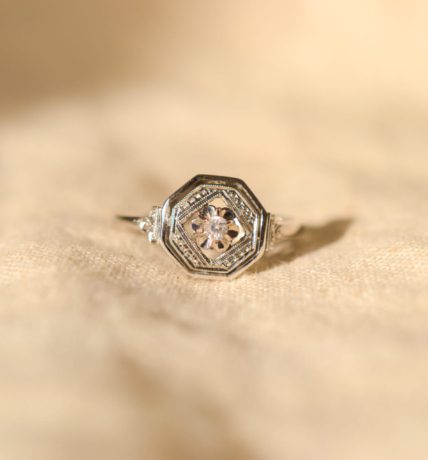 Bague Art Déco en Or blanc 18 carats sertie d'un Oxyde
