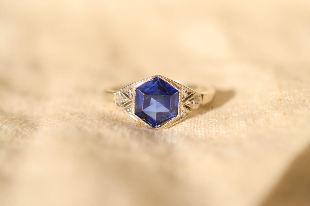 Bague Art Déco en Or blanc 18 carats sertie d'un Saphir et de Diamants