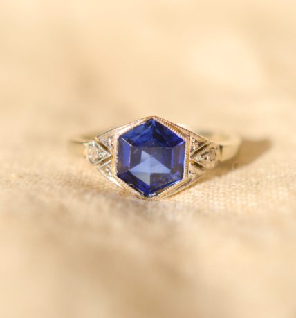 Bague Art Déco en Or blanc 18 carats sertie d'un Saphir et de Diamants
