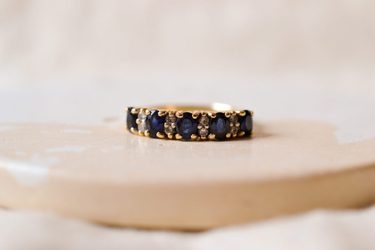 Bague Jarretière en Or jaune 18 carats ornée de Saphirs et Diamants