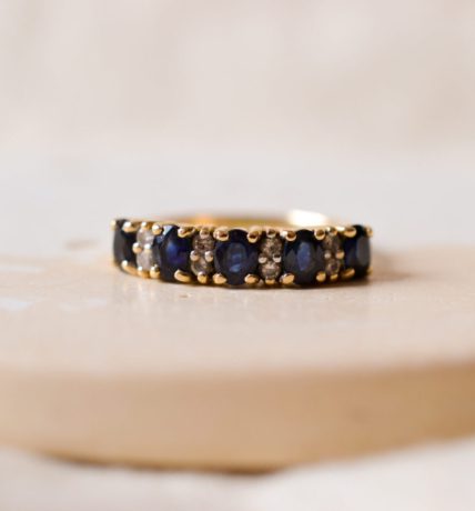 Bague Jarretière en Or jaune 18 carats ornée de Saphirs et Diamants