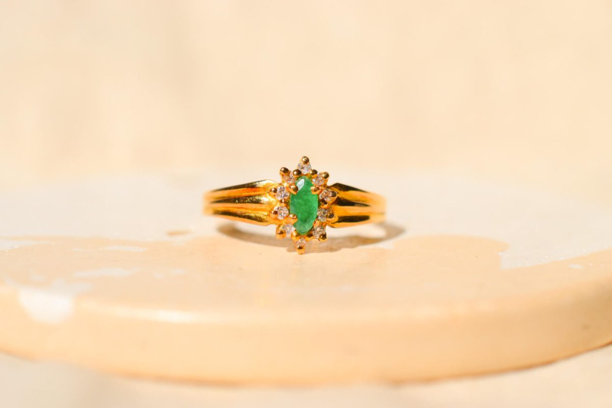 Bague Marguerite Emeraude et Diamants en Or jaune 18 carats