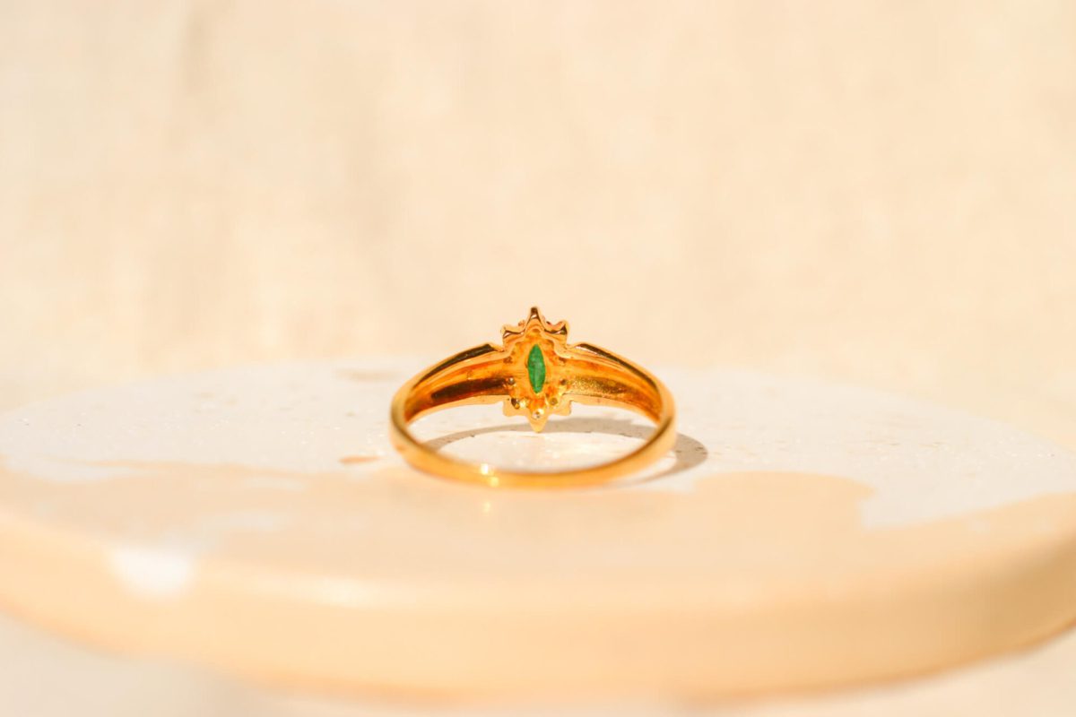 Bague Marguerite Vintage en Or jaune 18 carats sertie d'une Emeraude et de Diamants