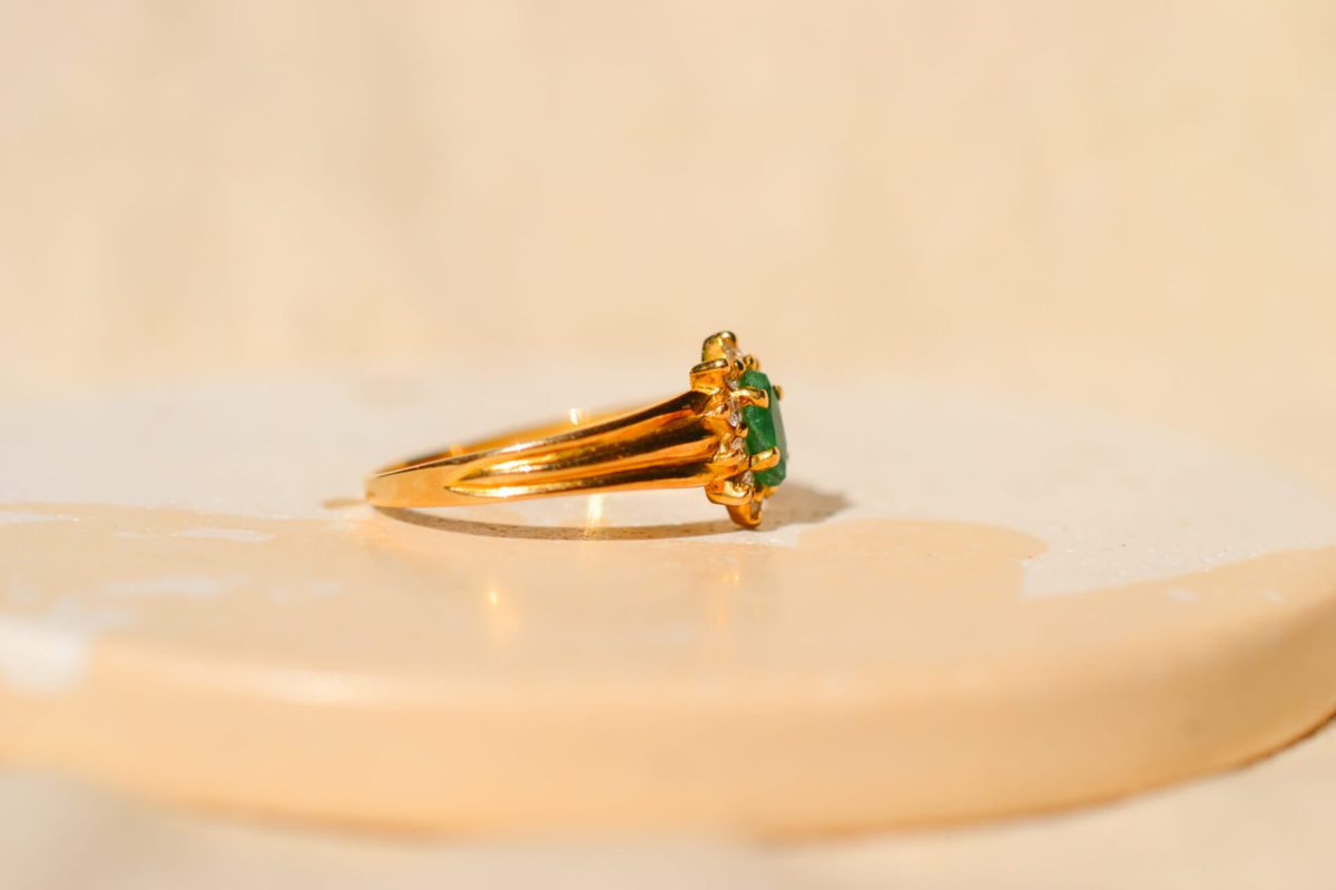 Bague Marguerite ancienne en Or jaune 18 carats centrée d'une Emeraude entouree de Diamants
