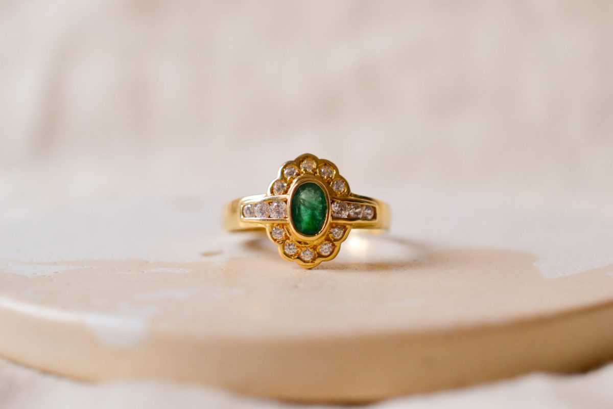 Bague Marguerite en Or jaune 18 carats centrée d'une Emeraude entourée d'Oxydes
