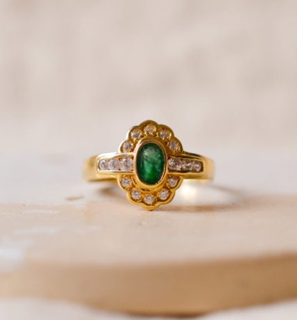 Bague Marguerite en Or jaune 18 carats centrée d'une Emeraude entourée d'Oxydes