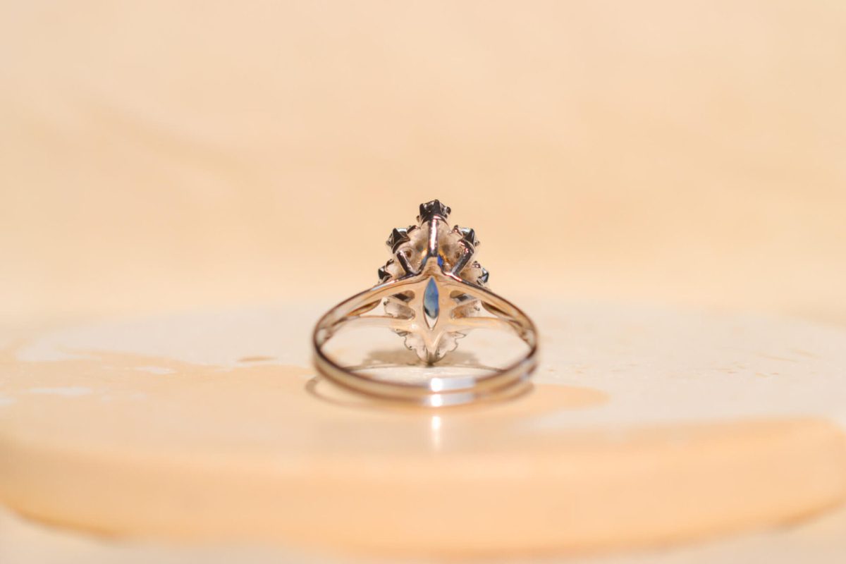 Bague Marquise Vintage en Or blanc 18 carats ornée d'un Saphir et de Diamants