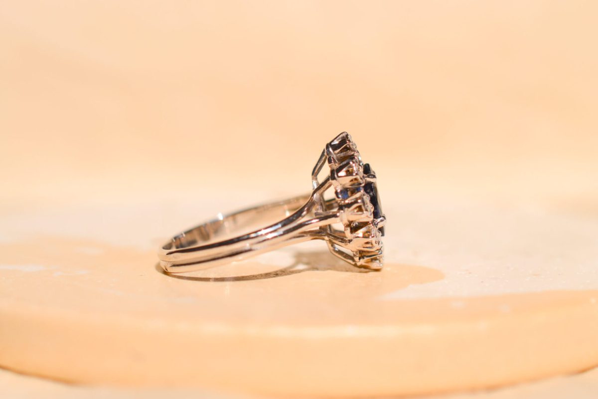 Bague Marquise ancienne en Or blanc 18 carats sertie d'un Saphir et de Diamants