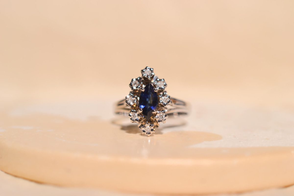 Bague Marquise en Or blanc 18 carats centrée d'un Saphir entouré de Diamants