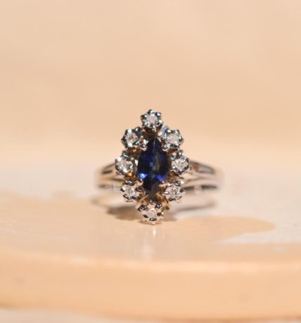 Bague Marquise en Or blanc 18 carats centrée d'un Saphir entouré de Diamants