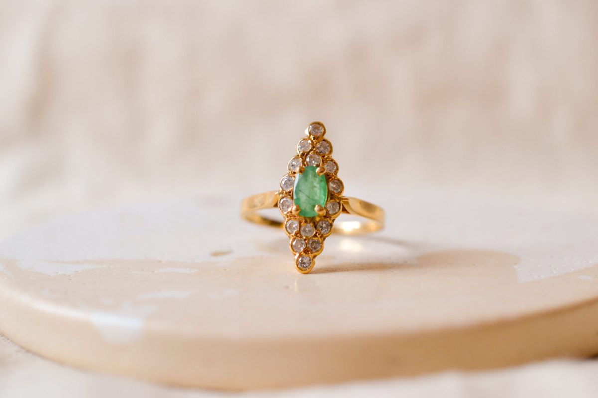 Bague Marquise en Or jaune 18 carats centrée d'une Emeraude dans un décor de Diamants