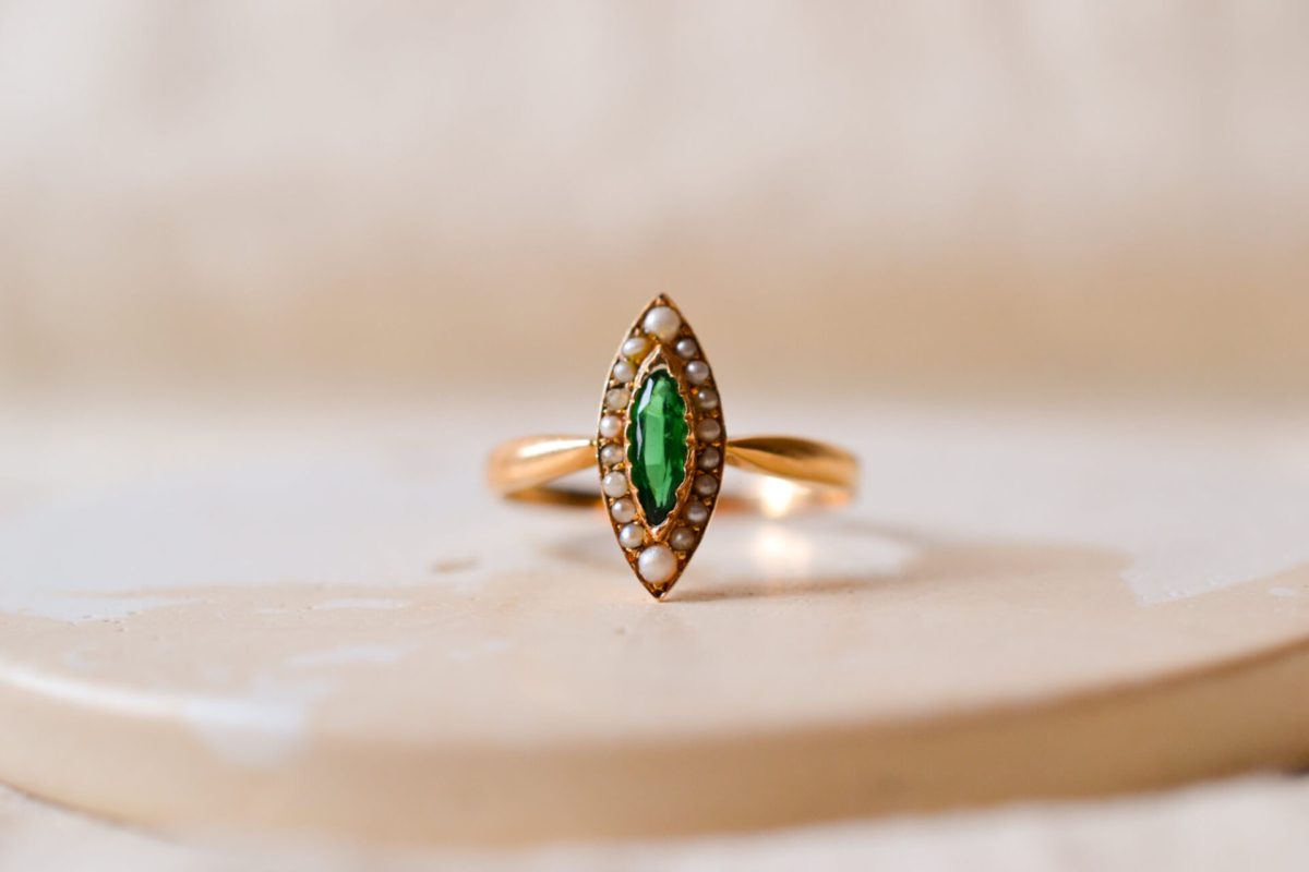 Bague Navette en Or jaune 18 carats centrée d'une pierre verte entourée de Perles