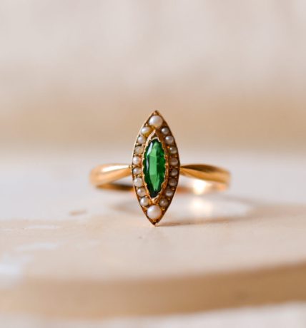 Bague Navette en Or jaune 18 carats centrée d'une pierre verte entourée de Perles