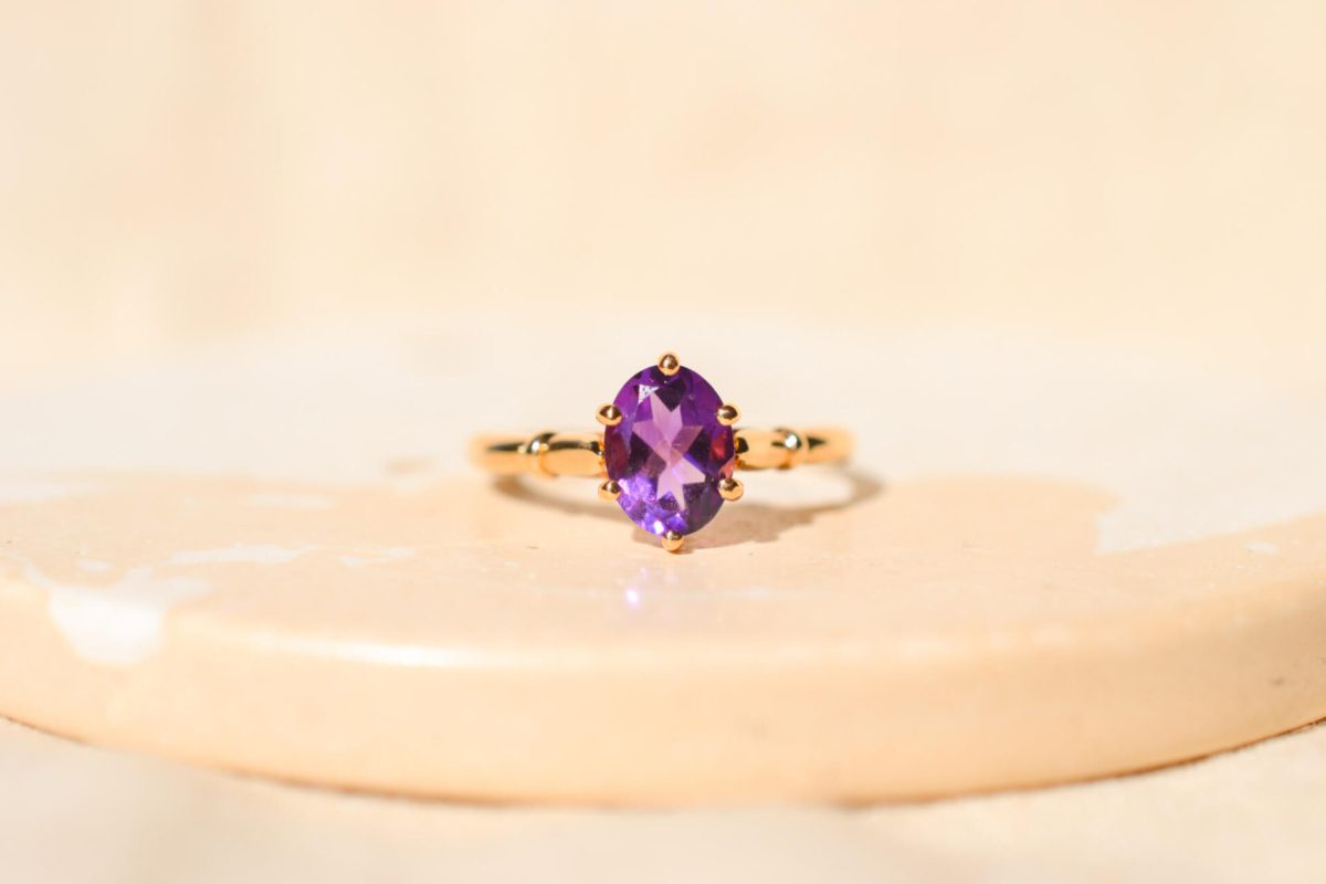 Bague Solitaire en Or jaune 18 carats sertie griffes d'une Améthyste
