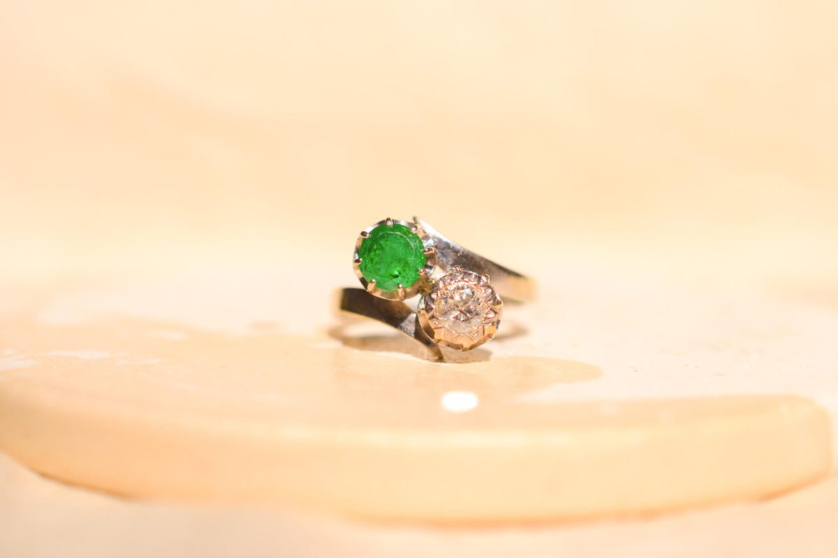 Bague Toi et Moi en Or blanc 18 carats sertie d'une Emeraude et d'un Diamant