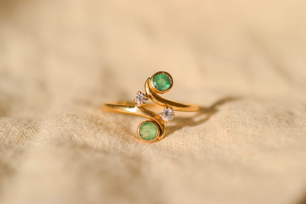 Bague Toi et Moi en Or jaune 18 carats sertie de 2 Emeraudes et 2 Diamants