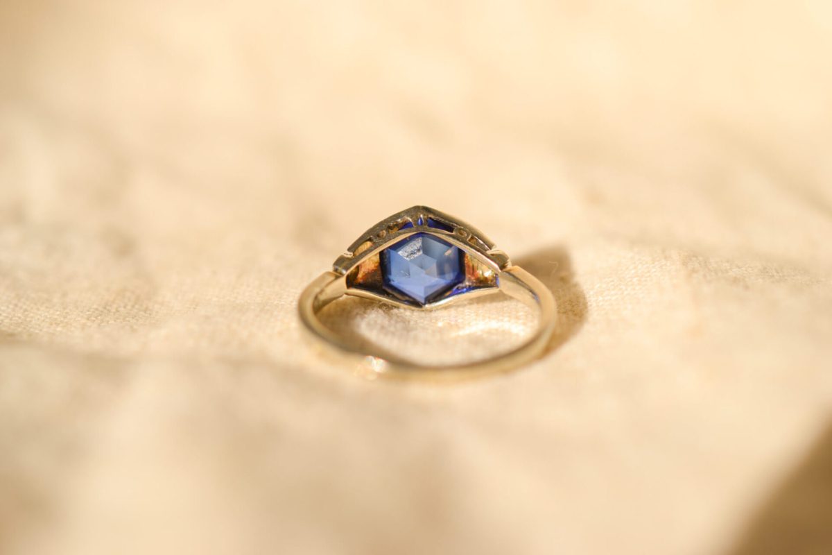 Bague Vintage en Or blanc 18 carats sertie d'un Saphir et de Diamants