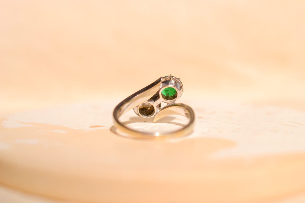 Bague Vintage en Or blanc 18 carats sertie d'une Emeraude et d'un Diamant