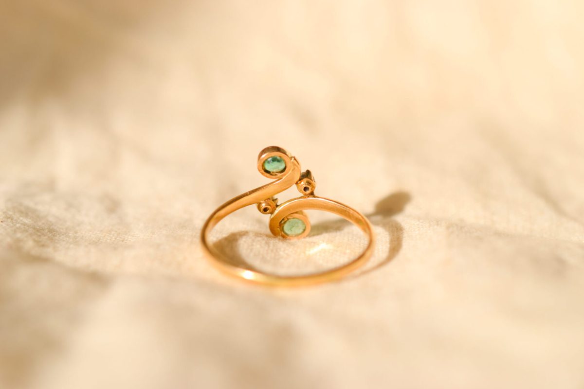 Bague Vintage en Or jaune 18 carats ornée d'Emeraudes et Diamants