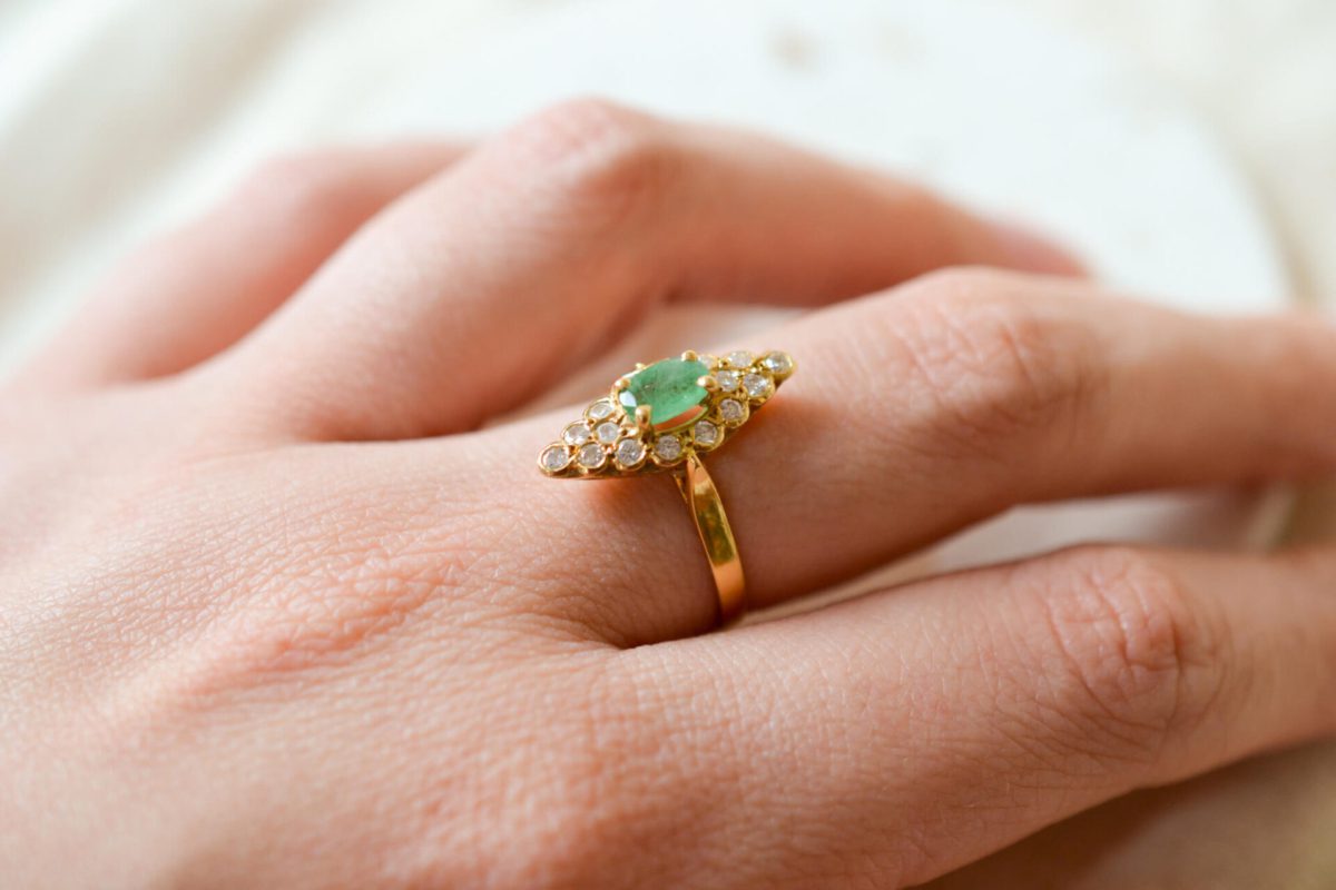 Bague Vintage en Or jaune 18 carats ornée d'une Emeraude et de Diamants