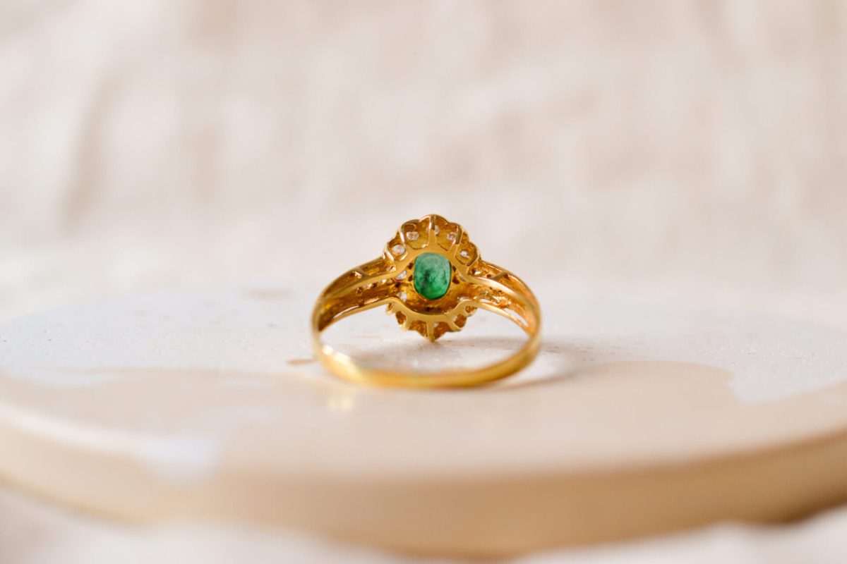 Bague Vintage en Or jaune 18 carats ornée d'une Emeraude et de pierres blanches