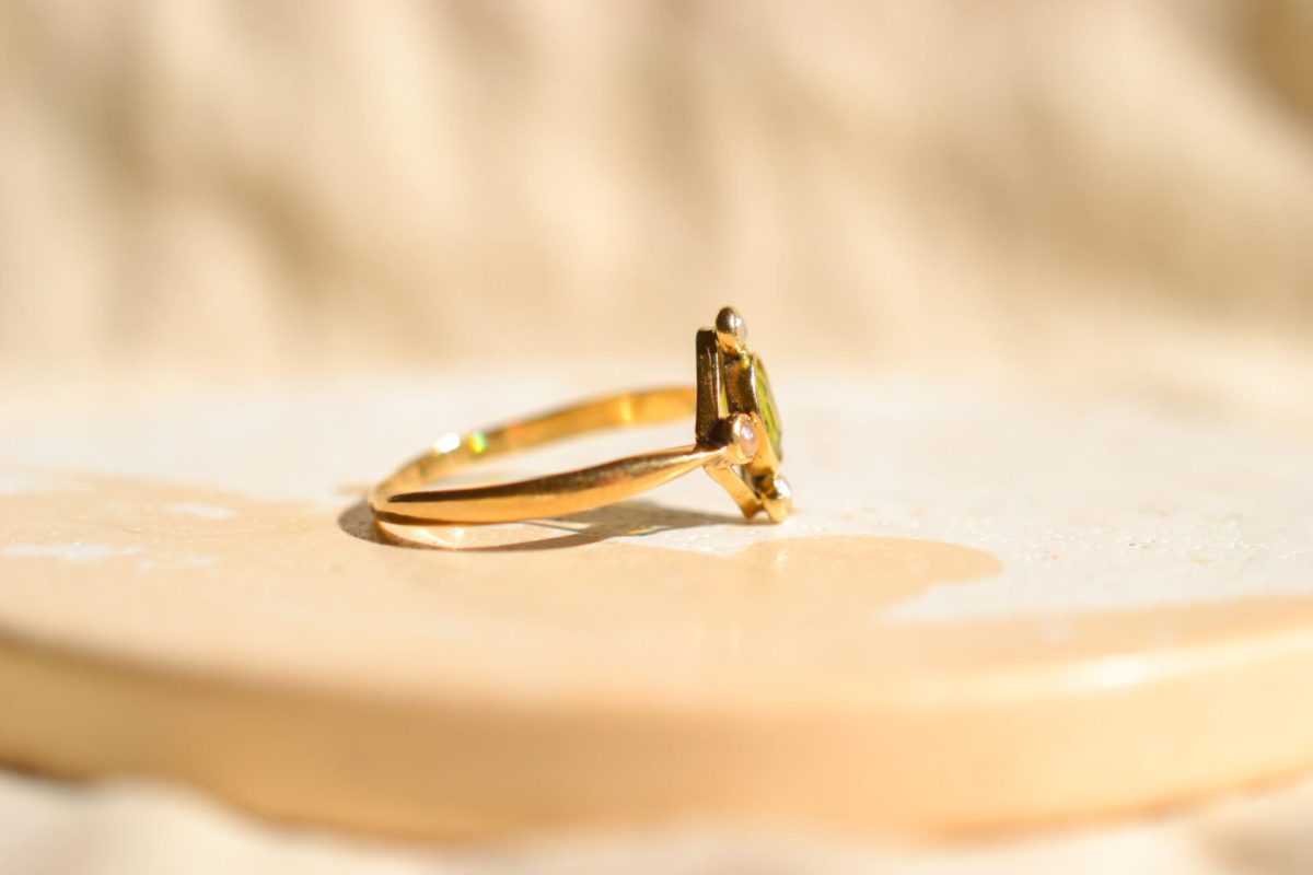 Bague Vintage en Or jaune 18 carats sertie d'un Doublet Grenat Verre et 4 Perles
