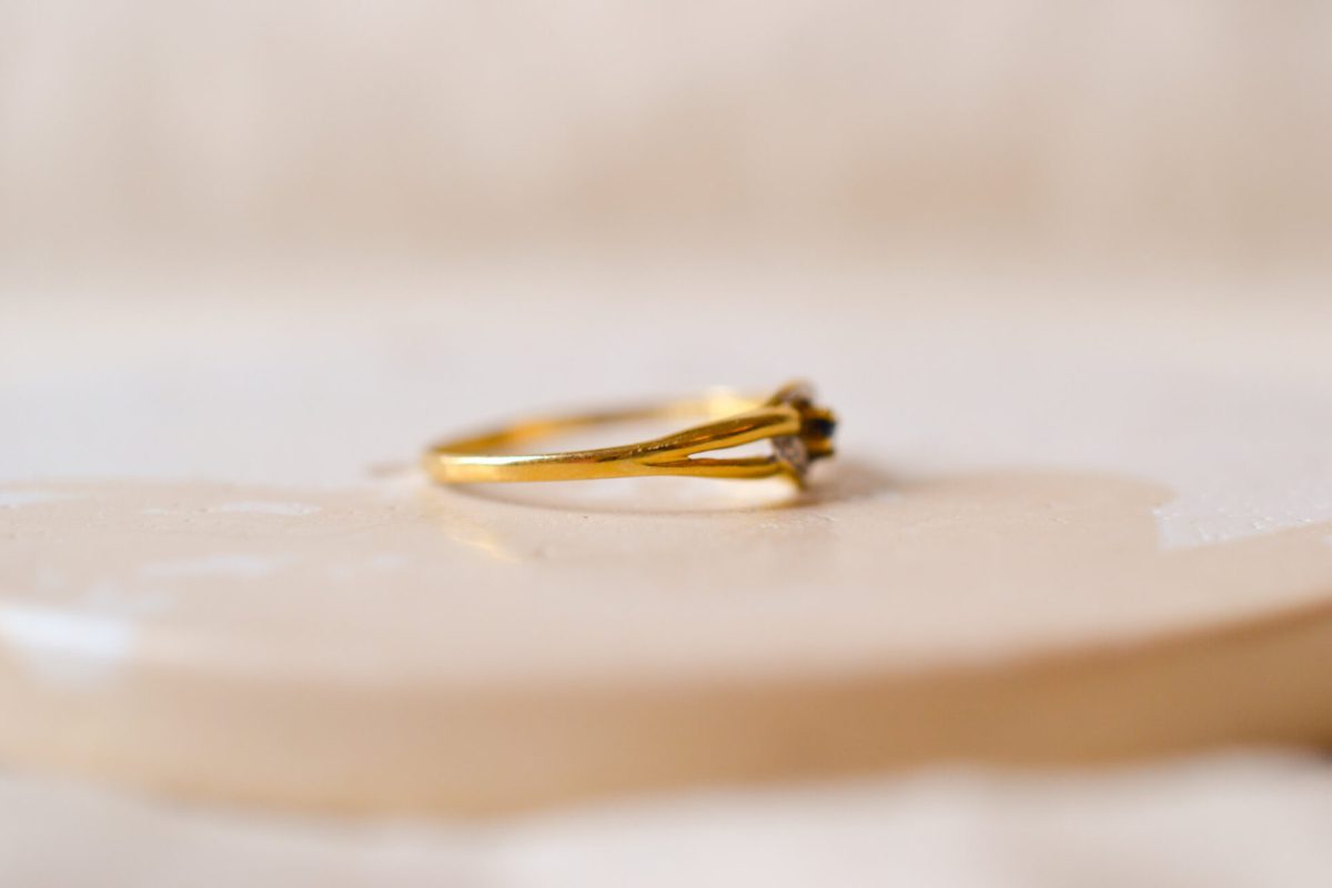 Bague Vintage en Or jaune 18 carats sertie d'un Saphir