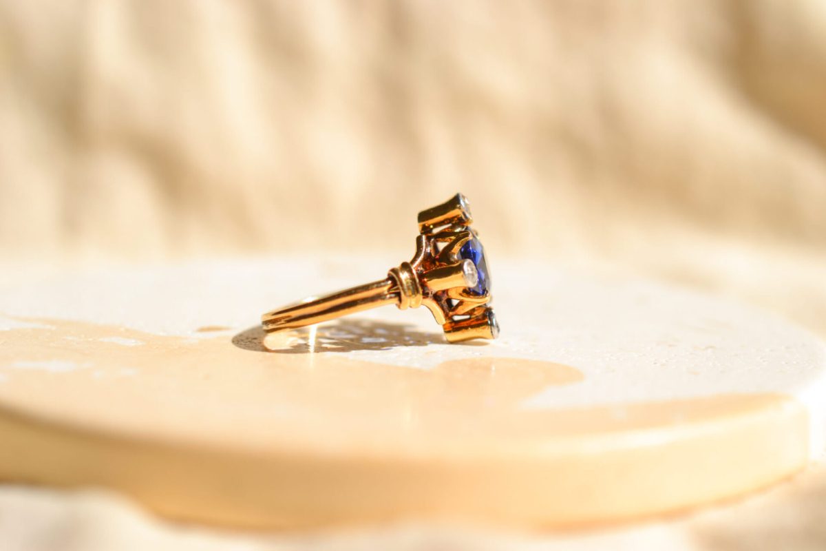 Bague Vintage en Or jaune 18 carats sertie d'un Saphir de synthèse et de Diamants