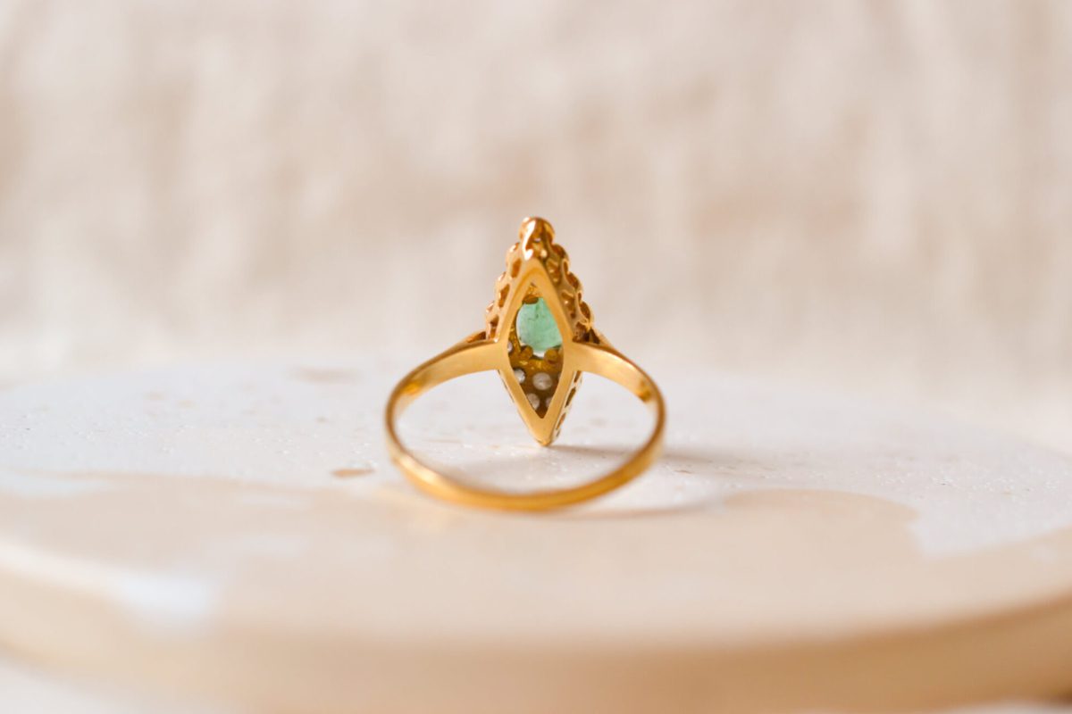 Bague Vintage en Or jaune 18 carats sertie d'une Emeraude et de Diamants