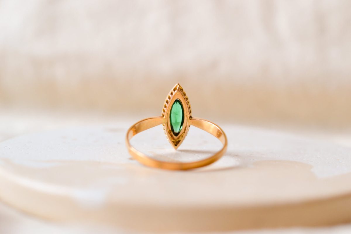 Bague Vintage sertie d'une pierre verte et de Perles