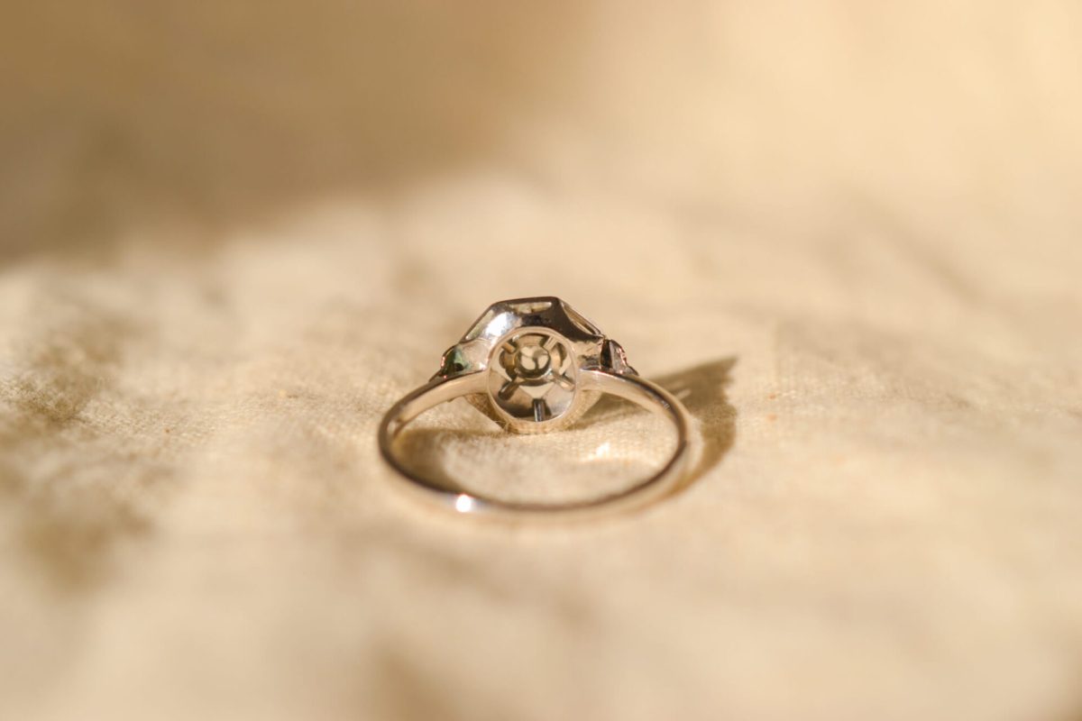 Bague ancienne en Or blanc 18 carats sertie d'un Oxyde