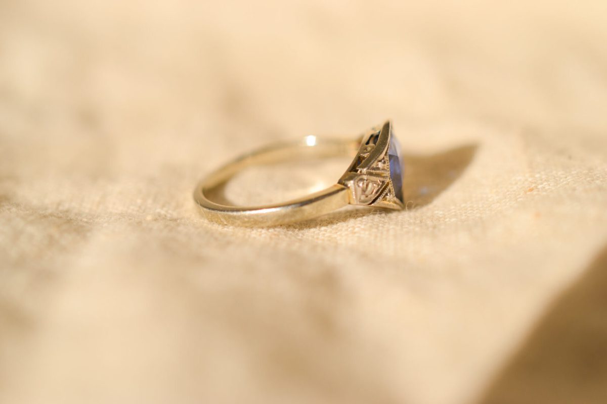Bague ancienne en Or blanc 18 carats sertie d'un Saphir et de Diamants